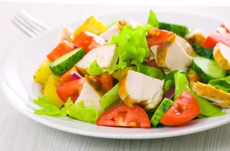 karbonhidratsız bir diyet için sebze ve tavuk salatası