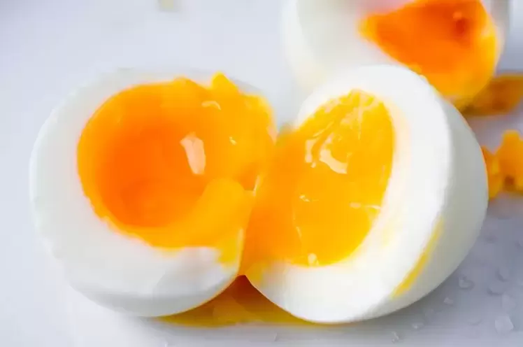 karbonhidratsız bir diyet için yumuşak haşlanmış tavuk yumurtası