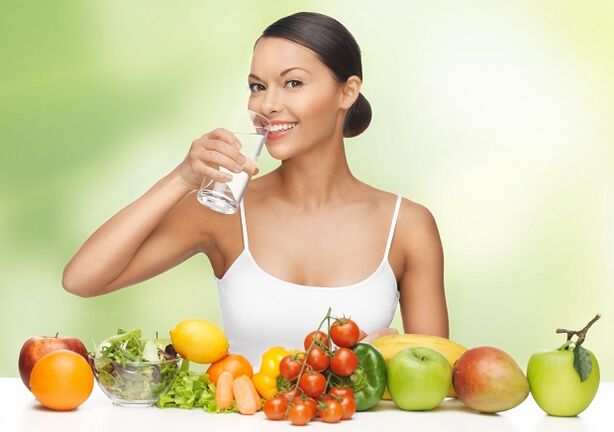 Su diyetinin prensibi, sağlıklı yiyeceklerin kullanımı ile birlikte içme rejiminin gözetilmesidir. 